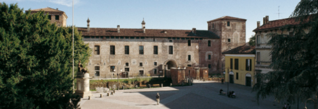 Castello-alto_con_piazza